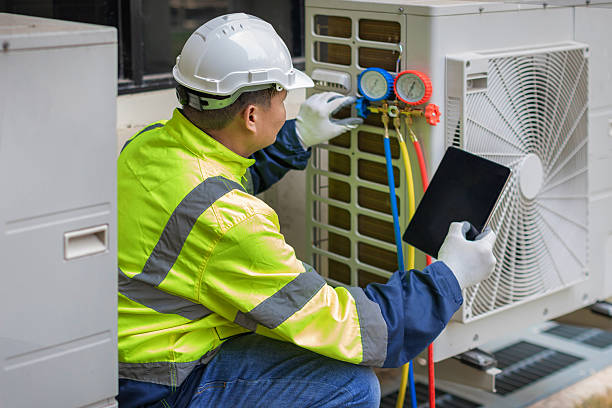 Professional Hvac technician working in Urbana, IL